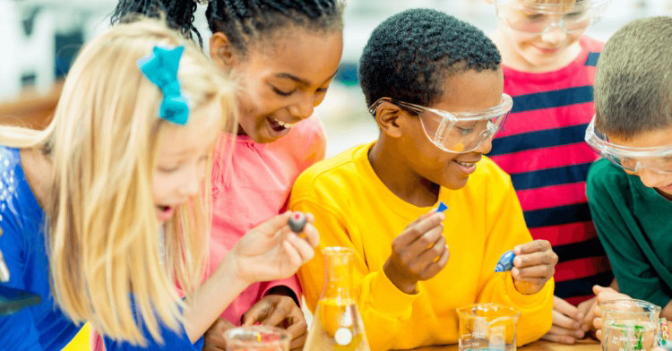 چند کودک شاد و خندان