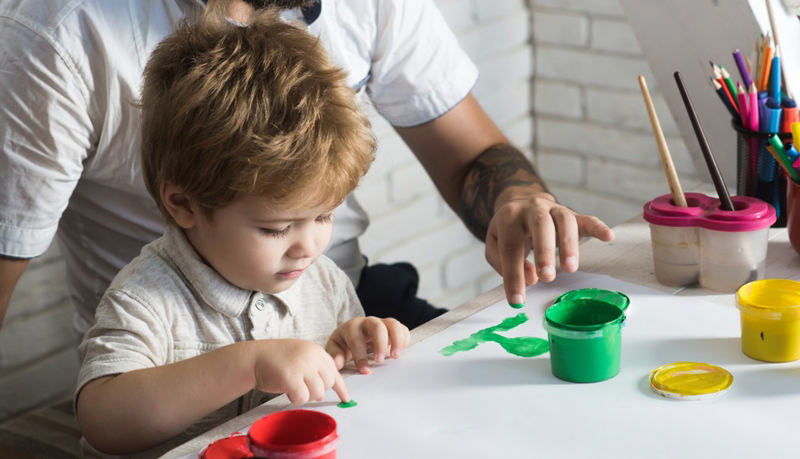 کودک و مادر در حال بازی