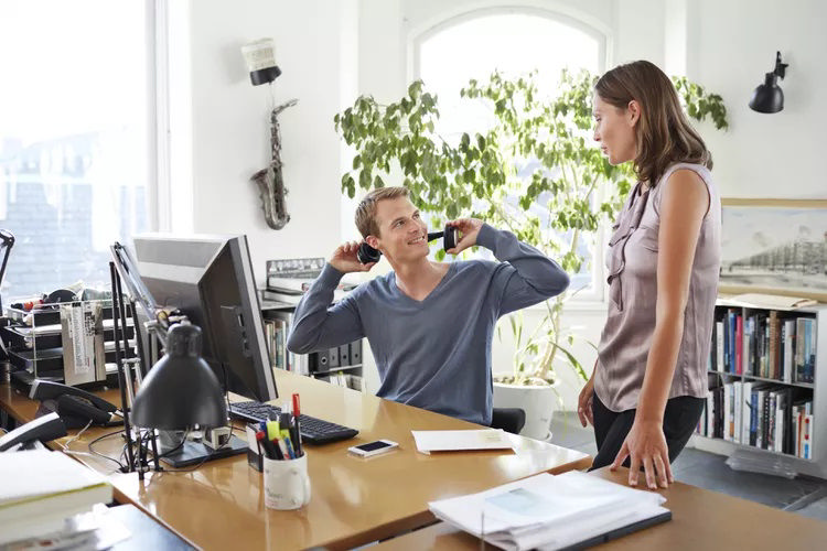 مردی که به‌خاطر مزاحمت همکارش مجبور شده هدفون را از روی گوش‌هایش بردارد