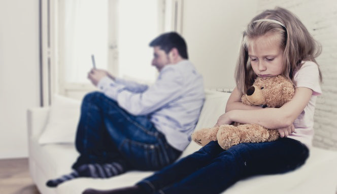 والدی که به دختر خودش بی‌محلی می‌کند