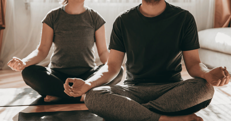 یک زن و مرد در حال تمرین یوگا