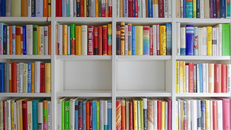 کتابخانه با چیدمان رنگی